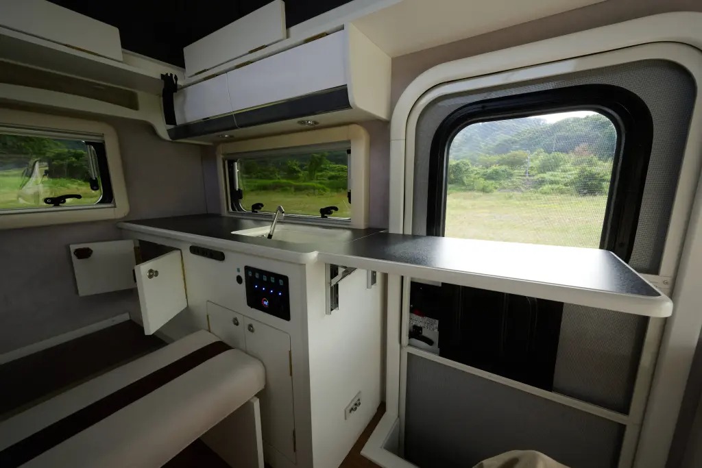 格納式テーブル